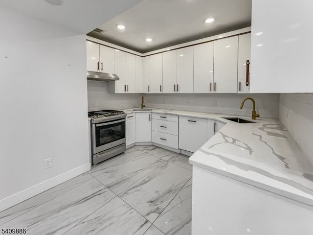 285 Lembeck Ave, Jersey City, NJ 07305