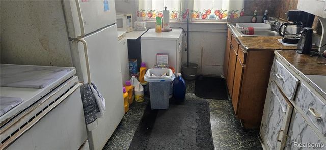 32 Augusta Avenue, Pontiac, MI 48341