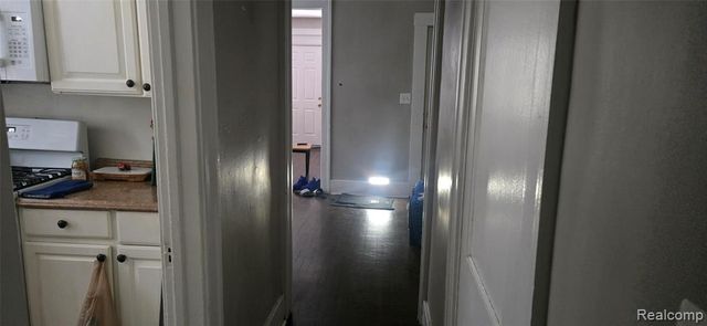 32 Augusta Avenue, Pontiac, MI 48341