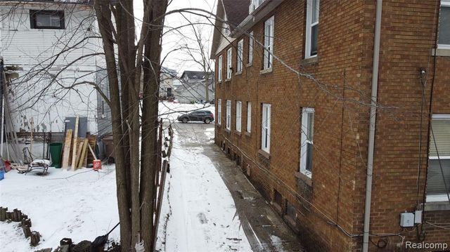 32 Augusta Avenue, Pontiac, MI 48341