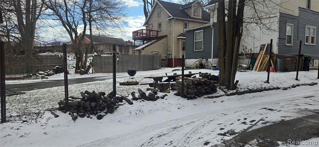 32 Augusta Avenue, Pontiac, MI 48341