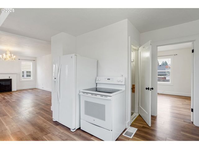 562 21ST St, Salem, OR 97301