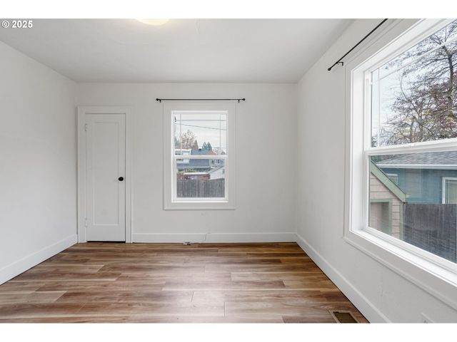 562 21ST St, Salem, OR 97301