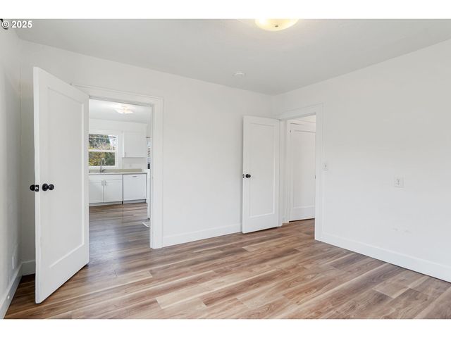 562 21ST St, Salem, OR 97301