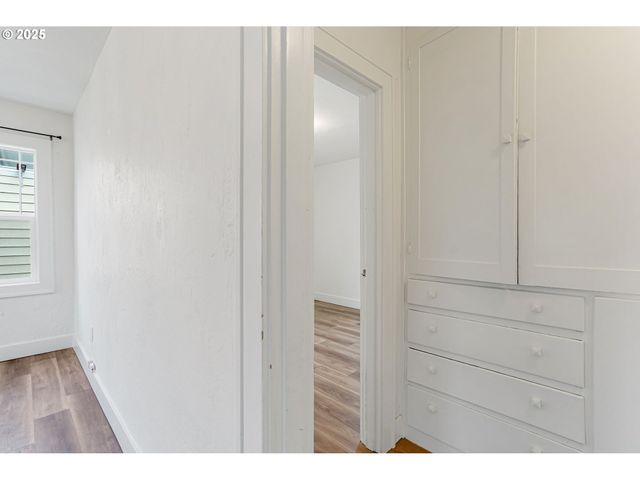 562 21ST St, Salem, OR 97301