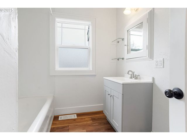 562 21ST St, Salem, OR 97301