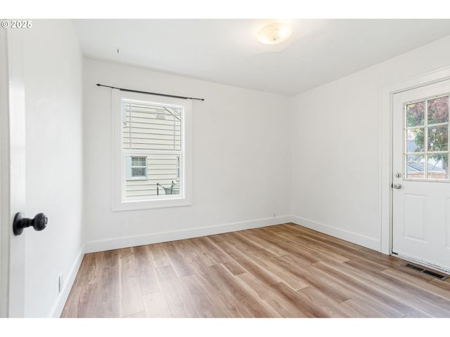 562 21ST St, Salem, OR 97301