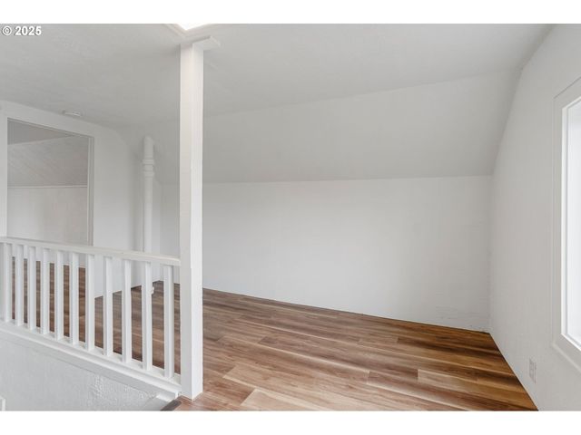 562 21ST St, Salem, OR 97301