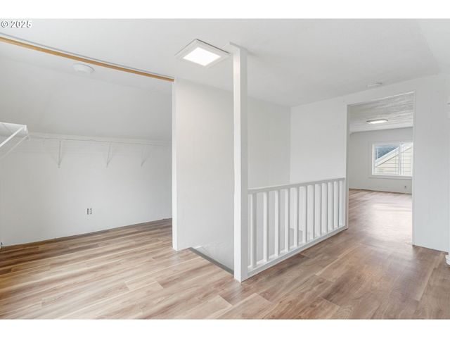 562 21ST St, Salem, OR 97301