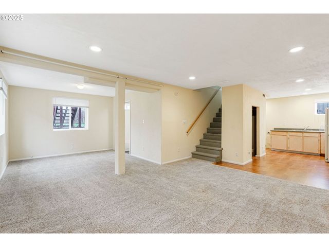 562 21ST St, Salem, OR 97301