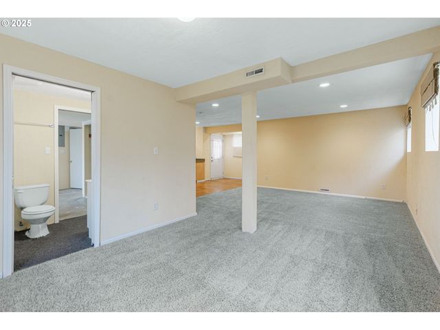 562 21ST St, Salem, OR 97301