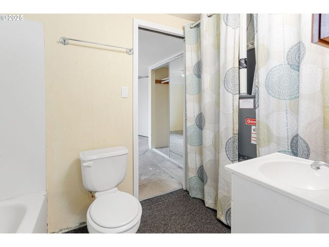 562 21ST St, Salem, OR 97301