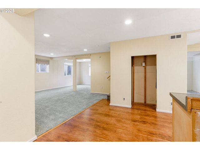 562 21ST St, Salem, OR 97301