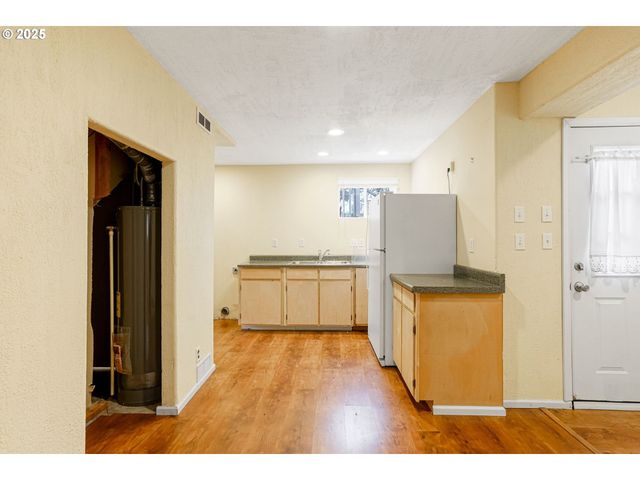 562 21ST St, Salem, OR 97301