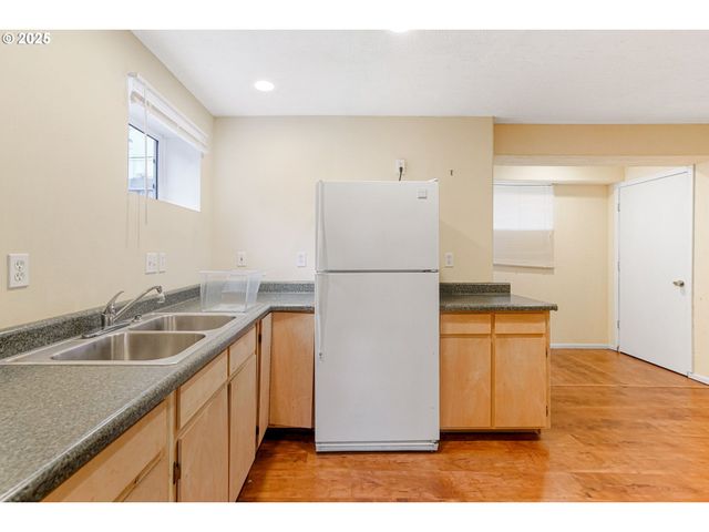 562 21ST St, Salem, OR 97301