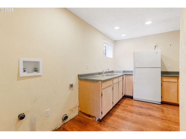 562 21ST St, Salem, OR 97301