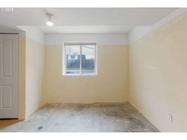 562 21ST St, Salem, OR 97301