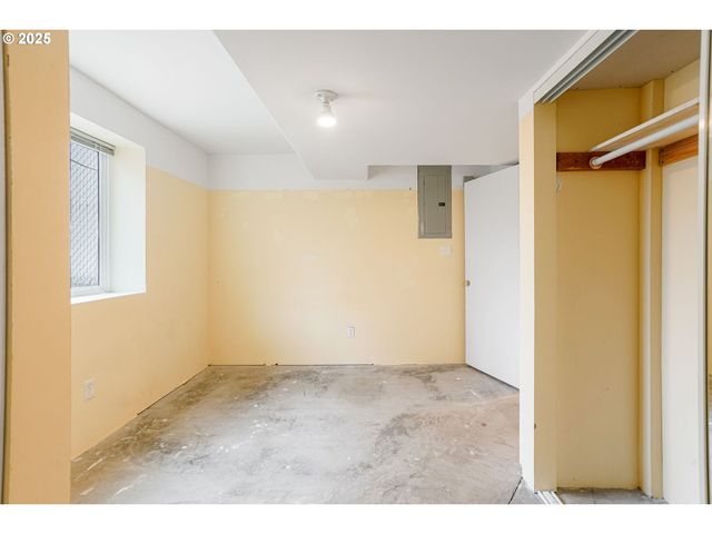 562 21ST St, Salem, OR 97301