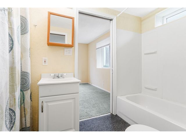 562 21ST St, Salem, OR 97301