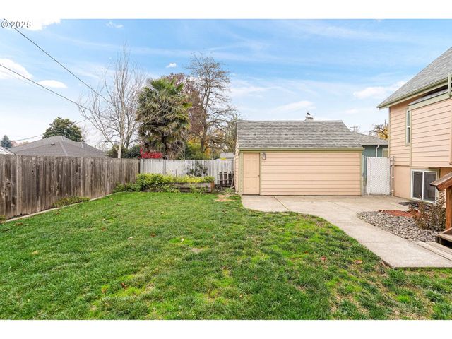 562 21ST St, Salem, OR 97301