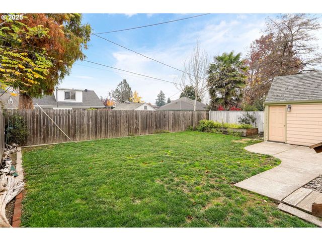 562 21ST St, Salem, OR 97301