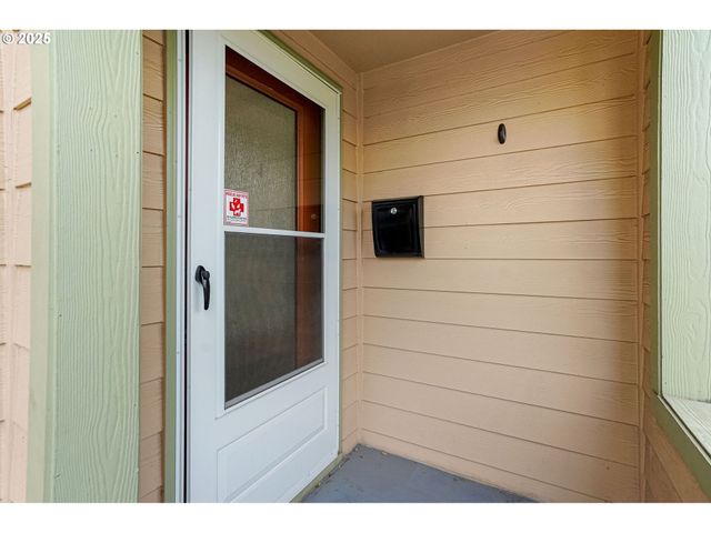 562 21ST St, Salem, OR 97301