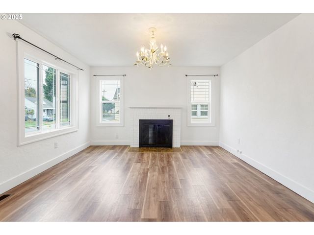 562 21ST St, Salem, OR 97301