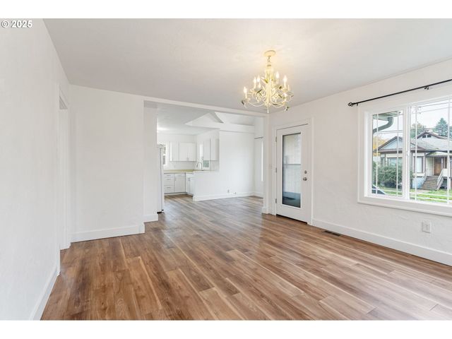 562 21ST St, Salem, OR 97301