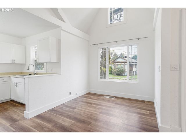 562 21ST St, Salem, OR 97301