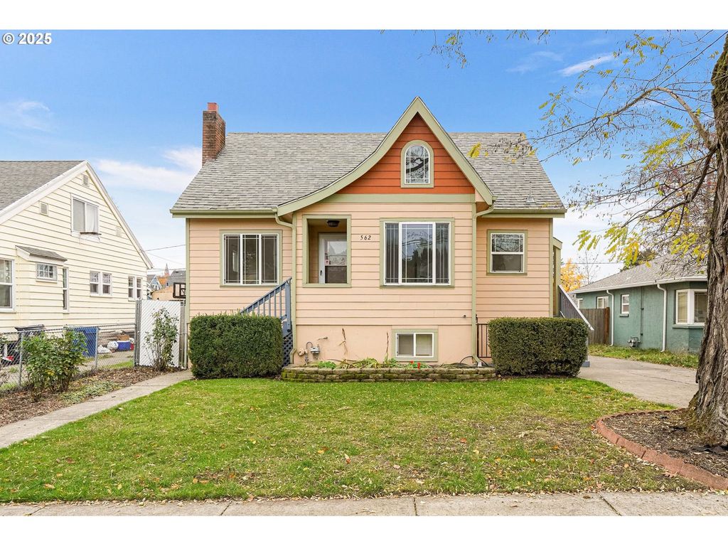 562 21ST St, Salem, OR 97301