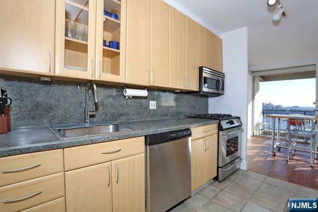 4 Horizon Road 1027, Fort Lee, NJ 07024