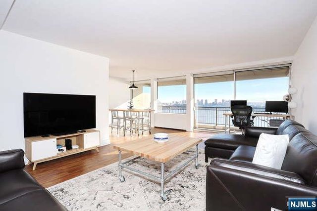 4 Horizon Road 1027, Fort Lee, NJ 07024