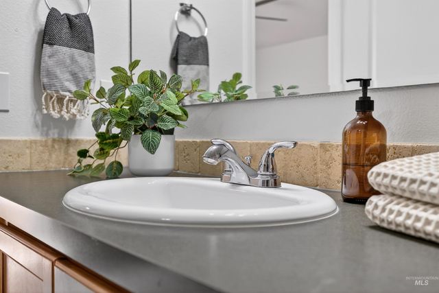 7837 E Bratton Dr, Nampa, ID 83687