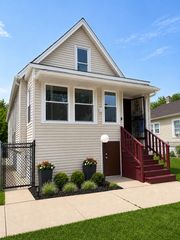 9236 S Blackstone Avenue, Chicago, IL 60619