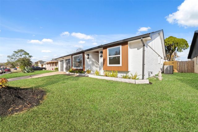 15326 E Hampton Circle, Houston, TX 77071