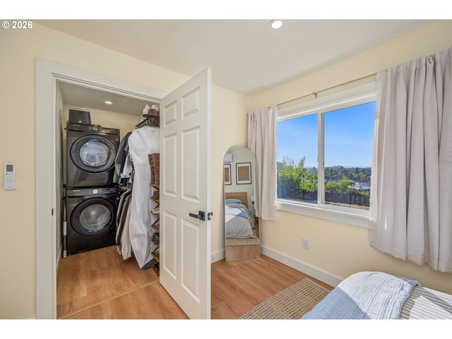 452 S 4TH St, Springfield, OR 97477
