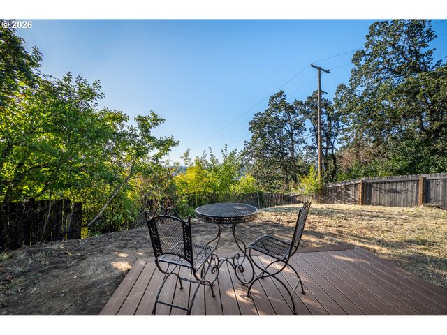 452 S 4TH St, Springfield, OR 97477