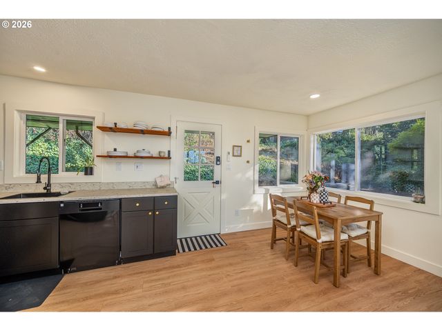 452 S 4TH St, Springfield, OR 97477
