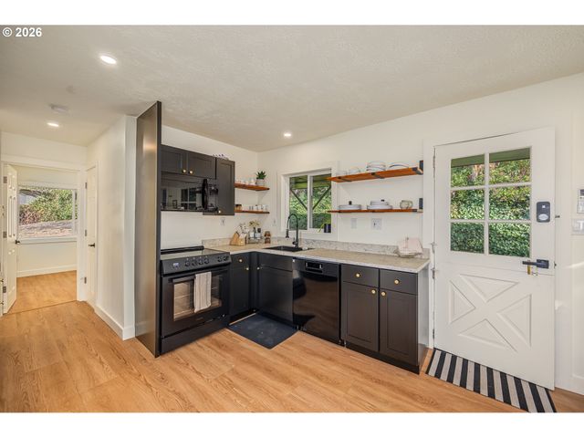 452 S 4TH St, Springfield, OR 97477