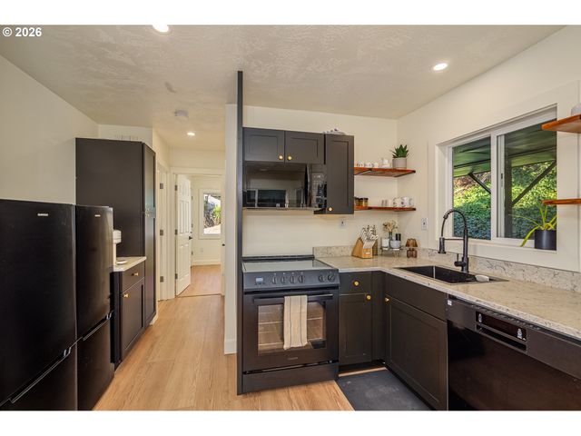 452 S 4TH St, Springfield, OR 97477