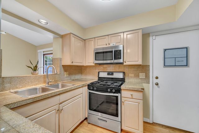 206 Albert Drive, Vernon Hills, IL 60061