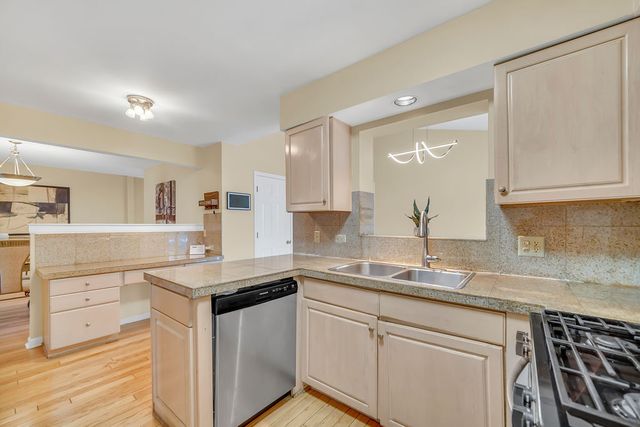 206 Albert Drive, Vernon Hills, IL 60061