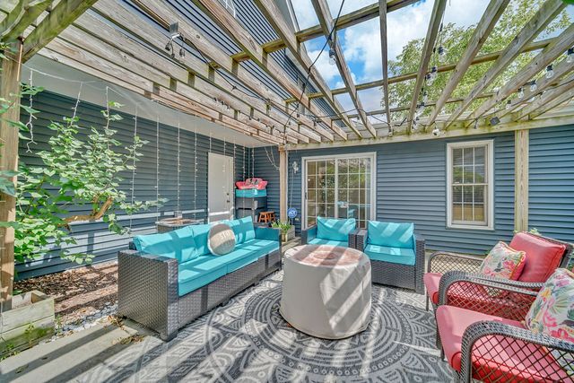 206 Albert Drive, Vernon Hills, IL 60061