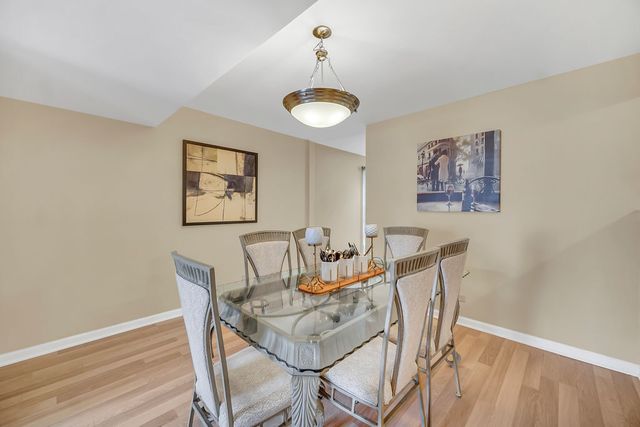 206 Albert Drive, Vernon Hills, IL 60061