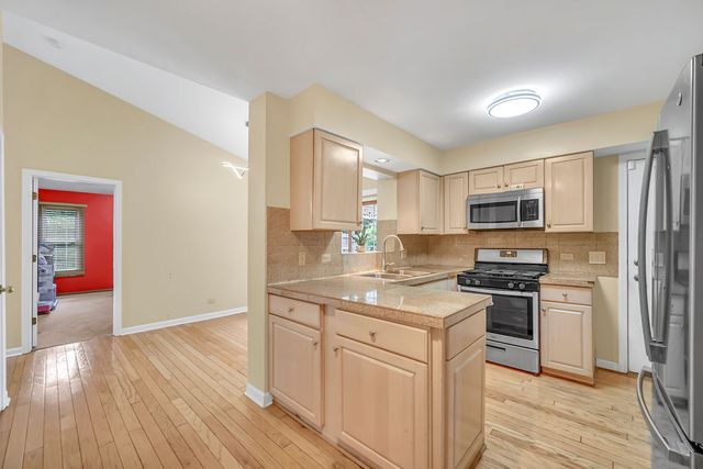206 Albert Drive, Vernon Hills, IL 60061