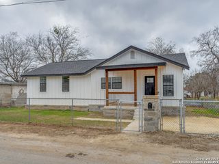 105 Galbreath, Devine, TX 78016