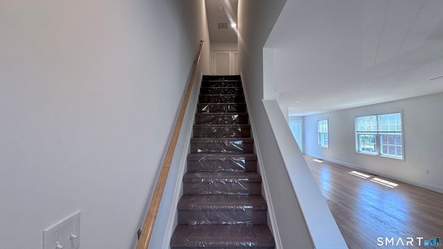 44 Mettler Street B, Woodbridge, CT 06525