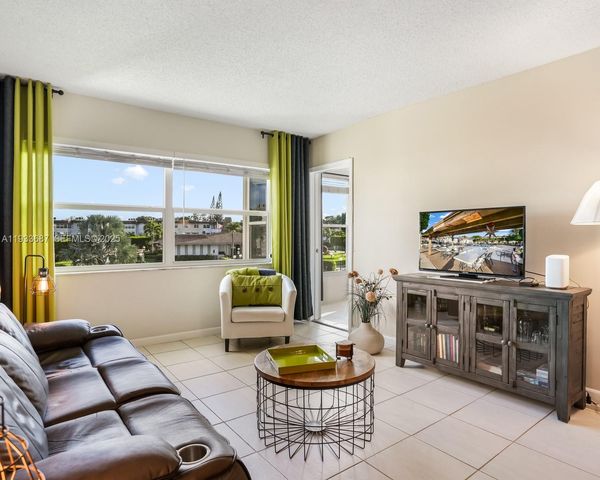 4706 NW 36th Street 507, Lauderdale Lakes, FL 33319