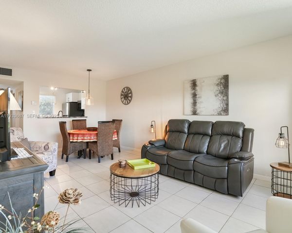 4706 NW 36th Street 507, Lauderdale Lakes, FL 33319
