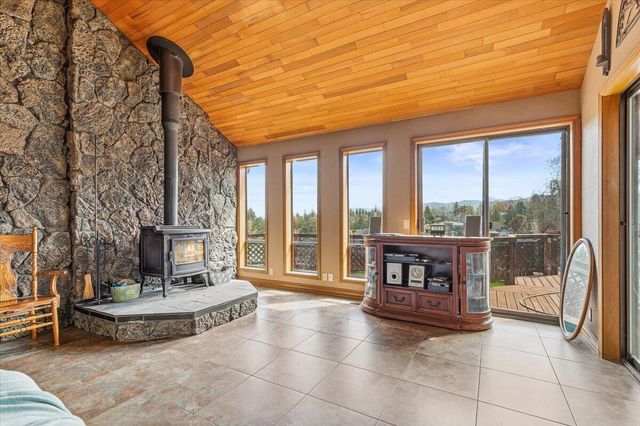 500 Mary Ann Drive, Jacksonville, OR 97530